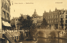 1404 Gezicht op de Oudegracht Weerdzijde te Utrecht met de Bakkerbrug.